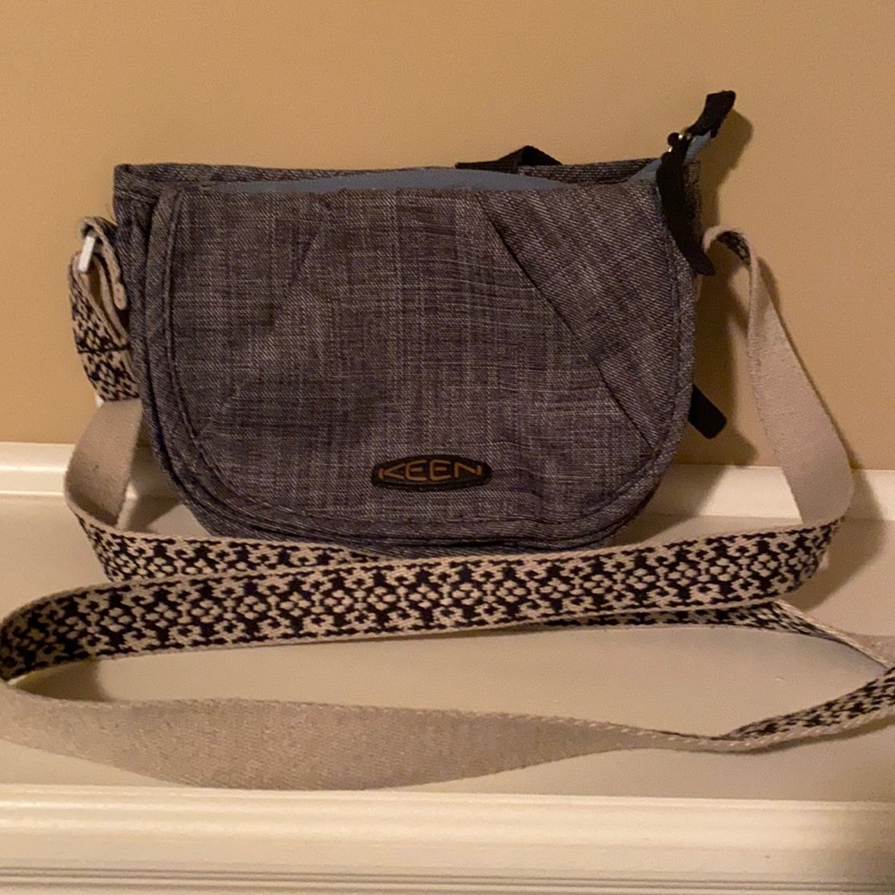 Keen crossbody